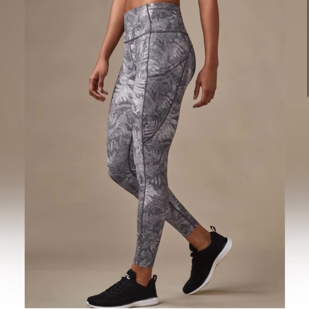 Lululemon Fast and Free tight 7/8 leggings black and white. Great condition!